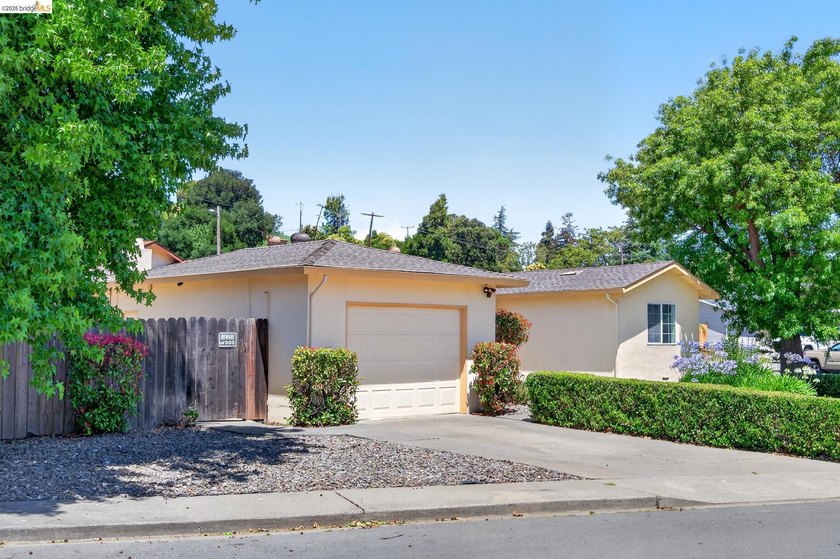 Welcome to 3 Bergwall Way, a lovingly maintained single-story - photo 3
