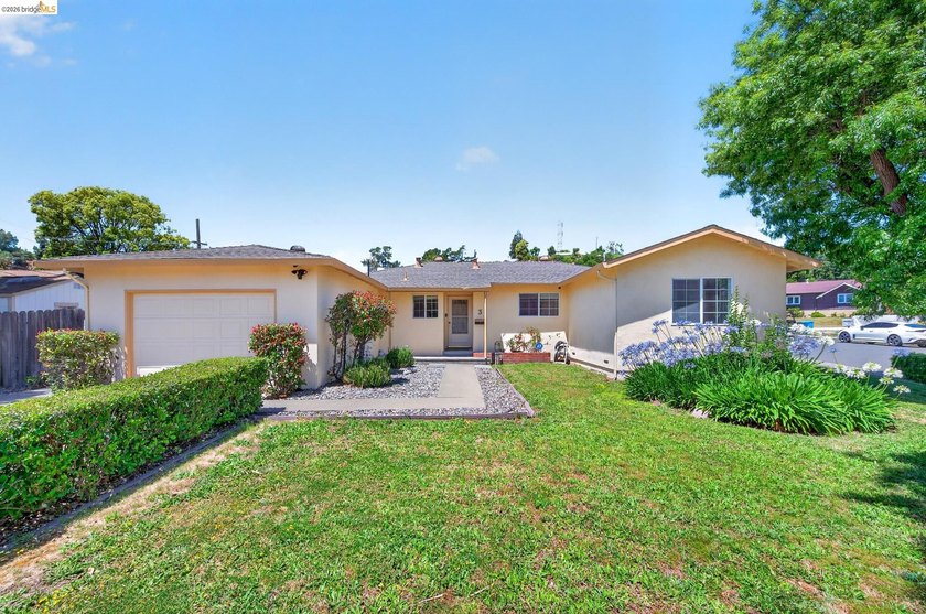 Welcome to 3 Bergwall Way, a lovingly maintained single-story - photo 4