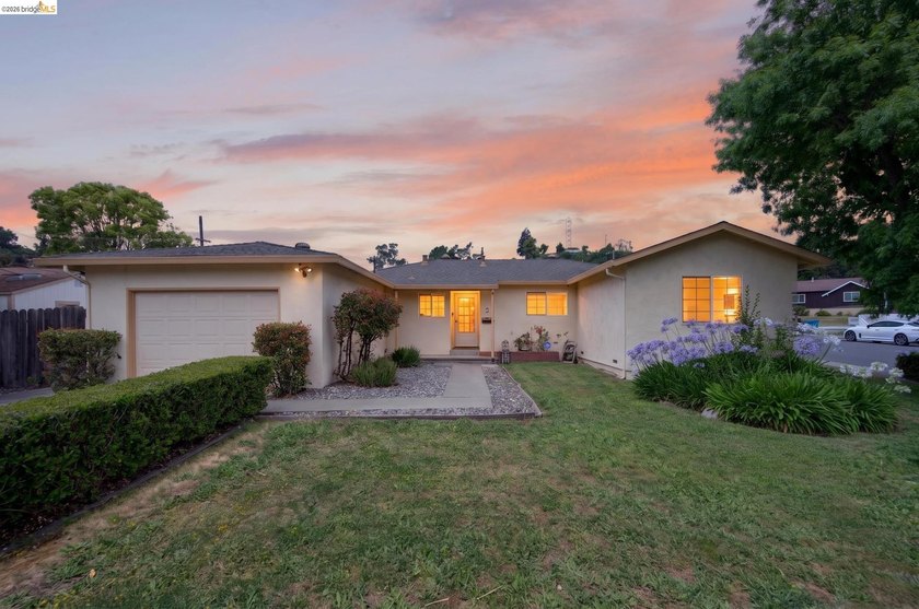 Welcome to 3 Bergwall Way, a lovingly maintained single-story - photo 5