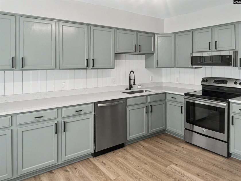 Completely renovated and move-in ready! This spacious 2,538 sq - photo 2