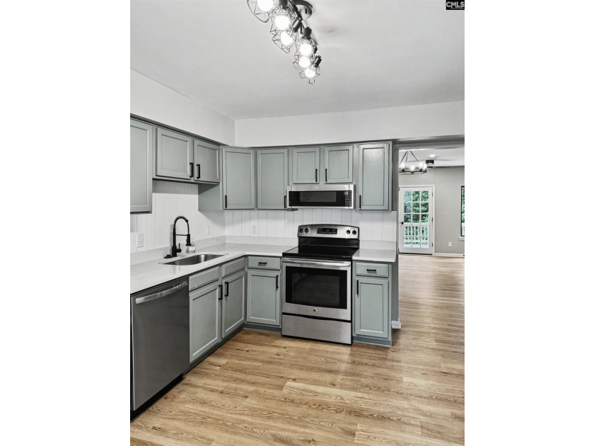 Completely renovated and move-in ready! This spacious 2,538 sq - photo 4