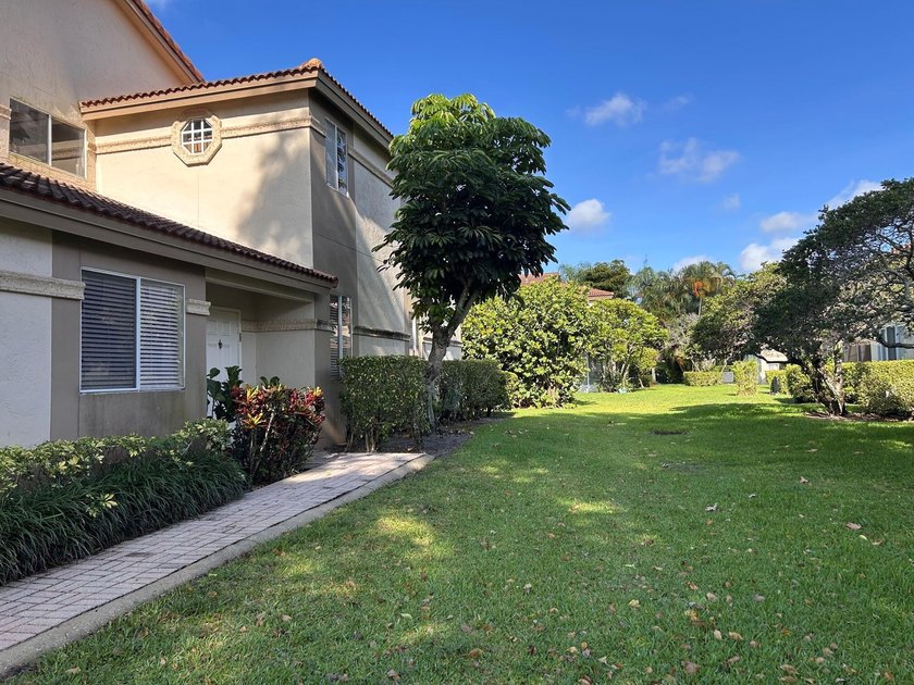 Spacious end-unit townhome located in the desired Cortina - photo 3