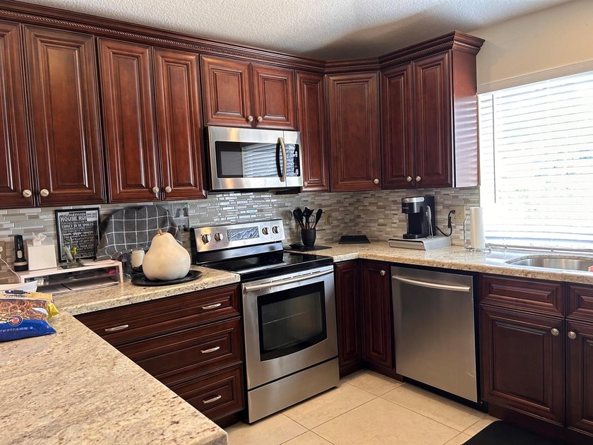 Spacious end-unit townhome located in the desired Cortina - photo 5