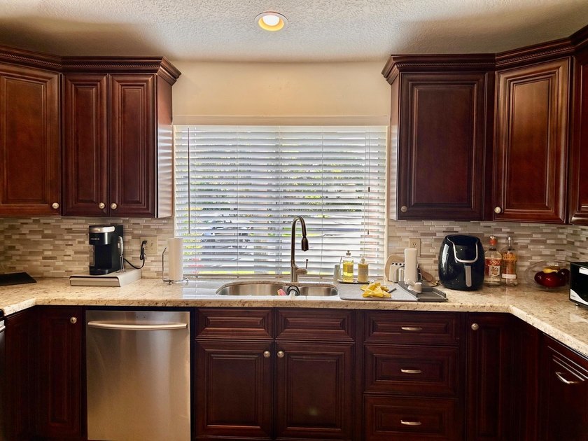 Spacious end-unit townhome located in the desired Cortina - photo 6