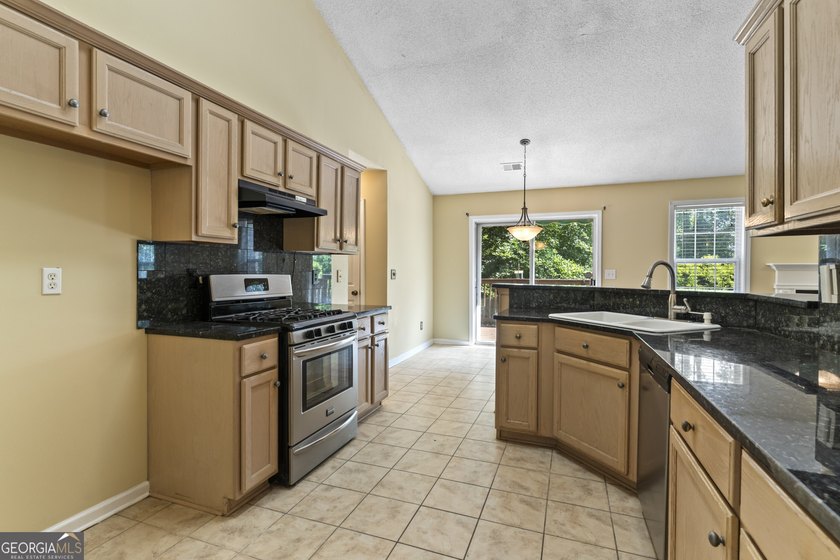 Welcome home to this beautifully maintained ranch offering 3 - photo 12