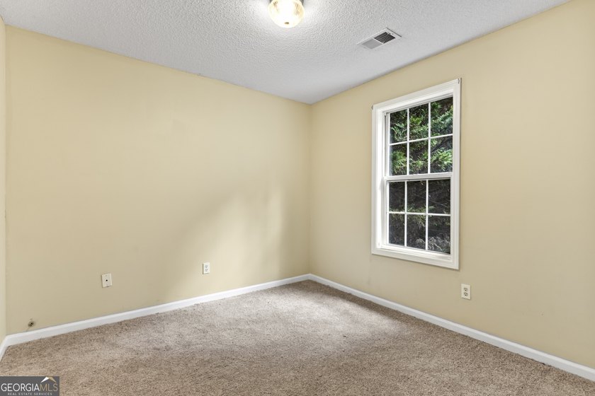 Welcome home to this beautifully maintained ranch offering 3 - photo 20