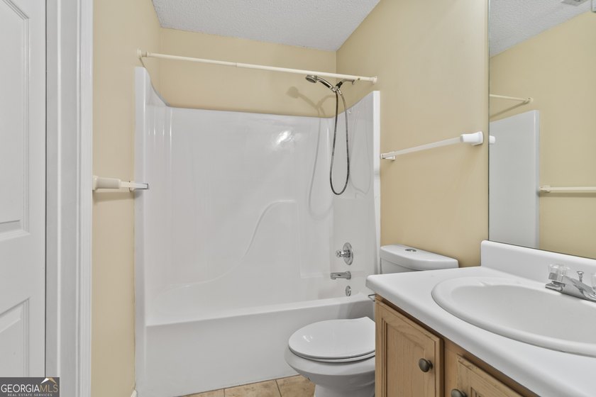 Welcome home to this beautifully maintained ranch offering 3 - photo 22