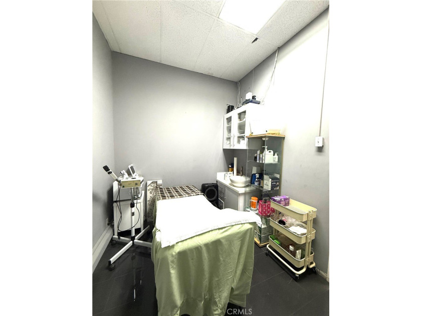 A well established and long term beauty bar is up for a grab due - photo 5