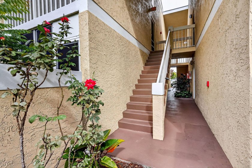 MOVE-IN ready condo just off US1 in a prime location near - photo 3