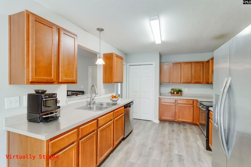 Welcome to this beautifully updated 5-bedroom, 3.5-bath home - photo 10