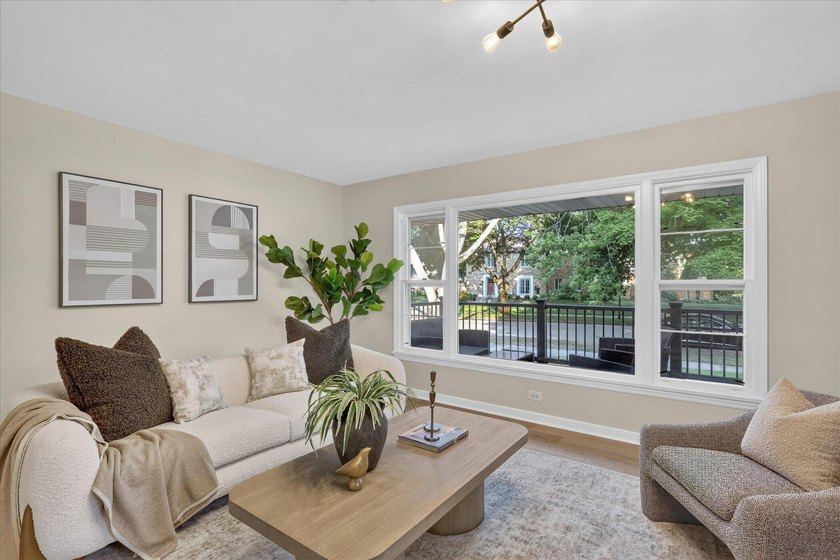 Charming ranch with an amazing layout, situated on an oversized - photo 9