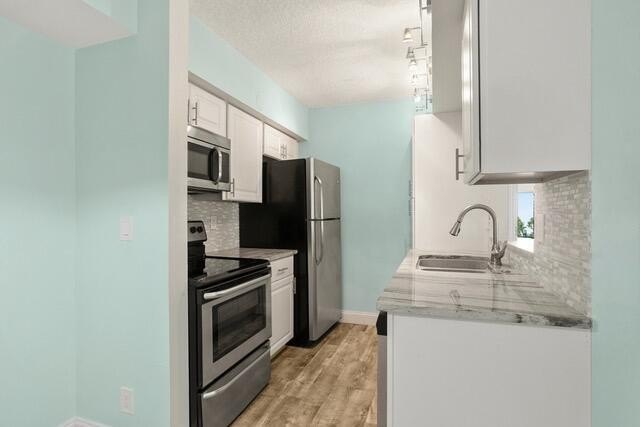 Welcome to Chasewood South! Step inside this beautifully - photo 8