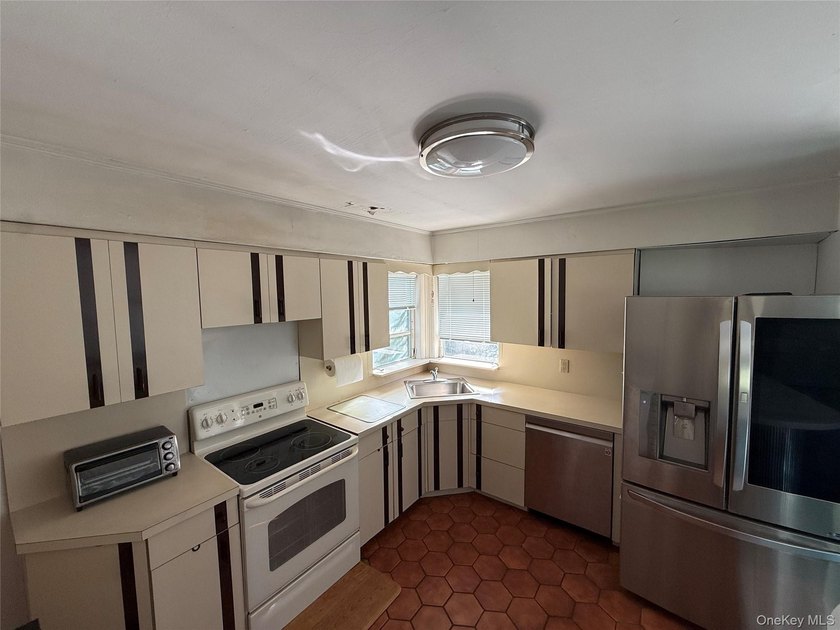 Discover this charming ranch-style home in prime Oceanside - photo 7