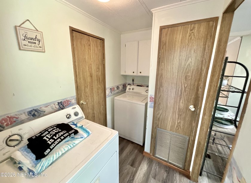 LAKE ACCESS with this very well kept and clean 3 BR , 2 bathroom - photo 36