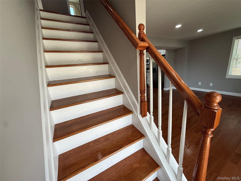 Beautifully renovated 4-bedroom, 2-bath home in Bay Shore - photo 11