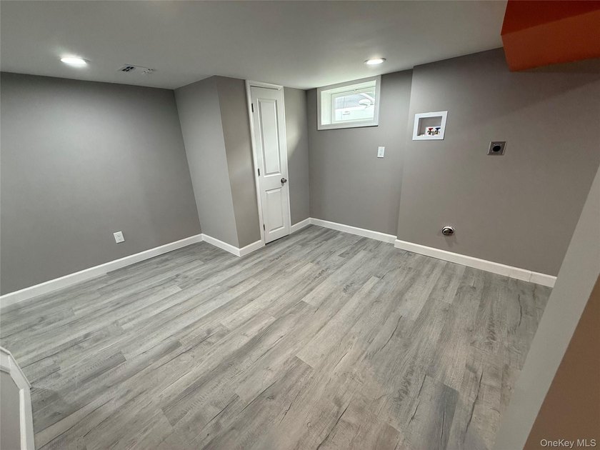 Beautifully renovated 4-bedroom, 2-bath home in Bay Shore - photo 16