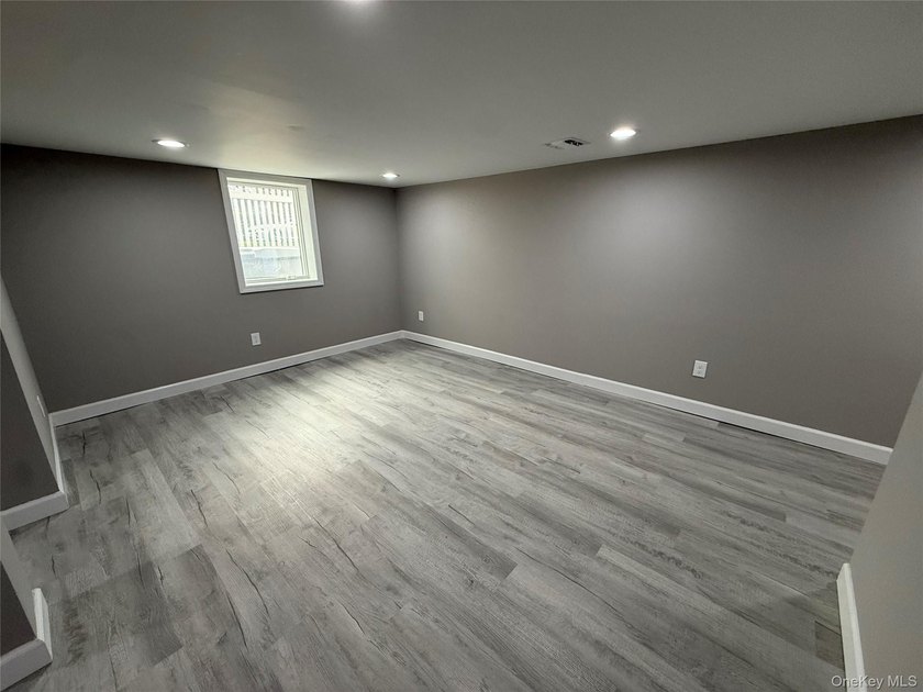 Beautifully renovated 4-bedroom, 2-bath home in Bay Shore - photo 17