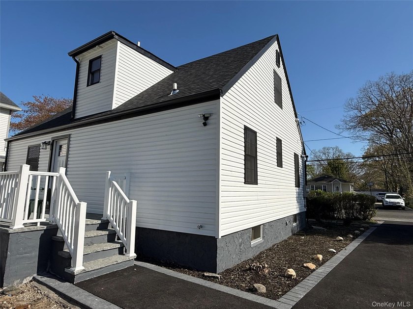 Beautifully renovated 4-bedroom, 2-bath home in Bay Shore - photo 20