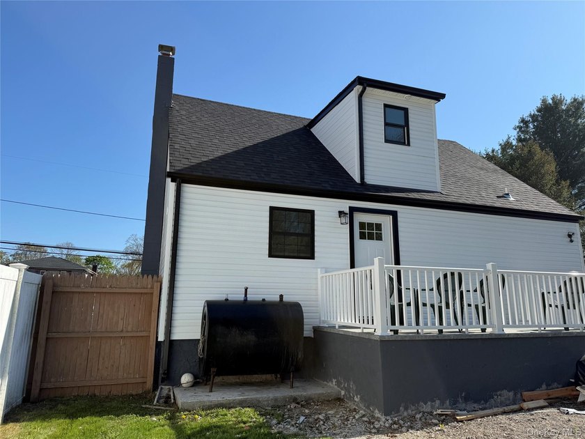 Beautifully renovated 4-bedroom, 2-bath home in Bay Shore - photo 22
