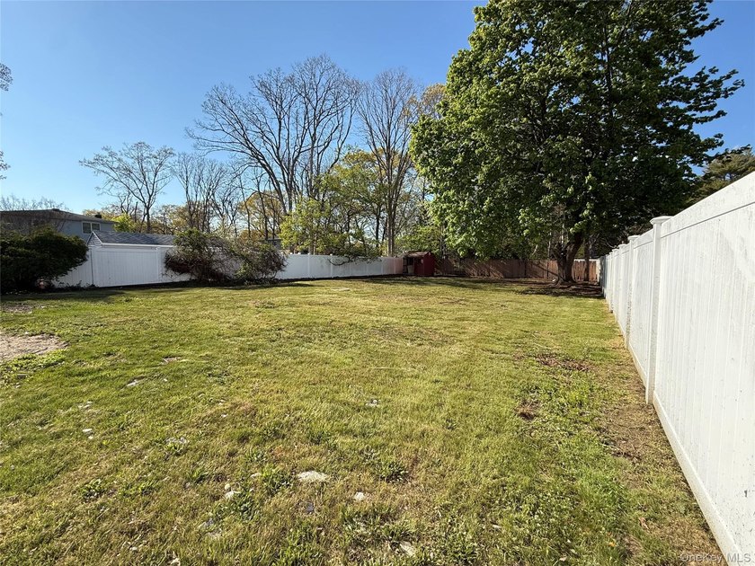 Beautifully renovated 4-bedroom, 2-bath home in Bay Shore - photo 23