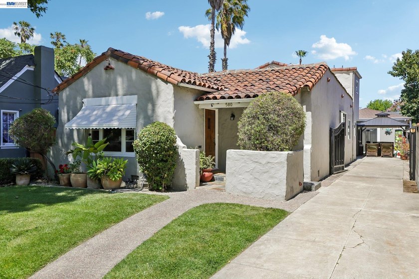 Rarely available park-front opportunity! Ideally situated - photo 2