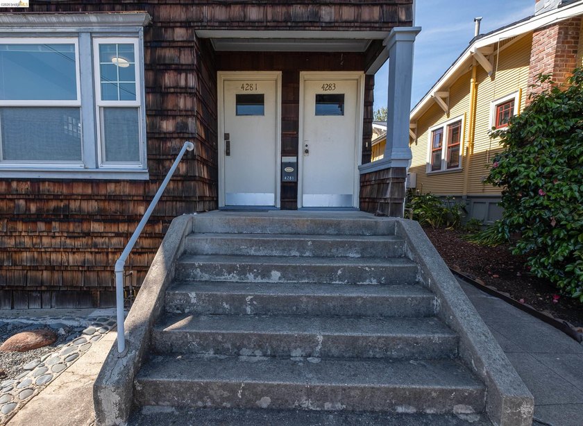 This beautifully preserved 1910 duplex blends timeless character - photo 4