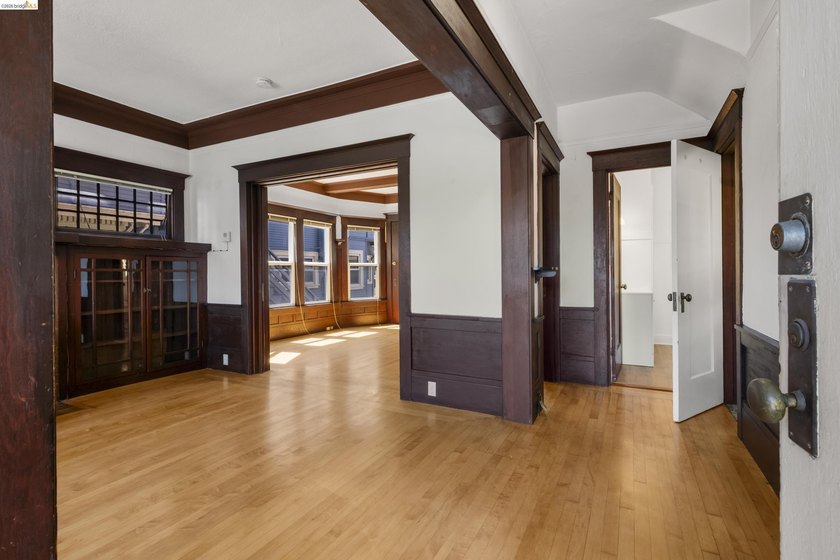 This beautifully preserved 1910 duplex blends timeless character - photo 5