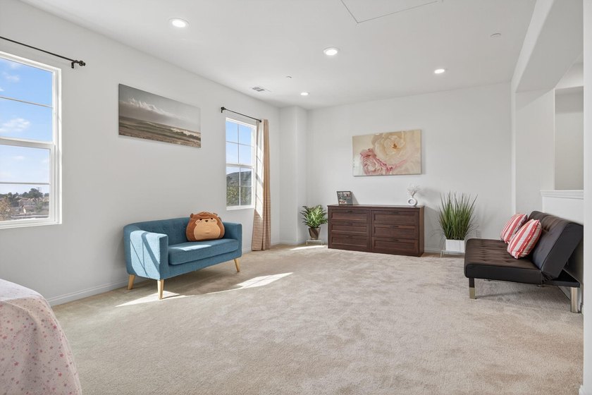 Modern Coastal Living in Ventura's Solana Heights. Discover the - photo 26