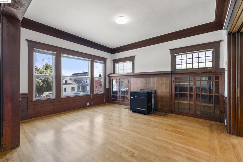 This beautifully preserved 1910 duplex blends timeless character - photo 7