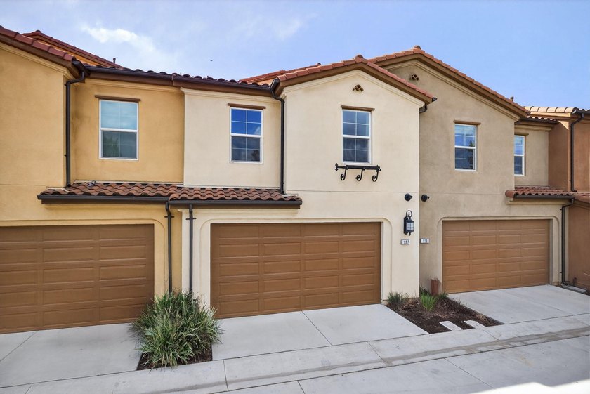Modern Coastal Living in Ventura's Solana Heights. Discover the - photo 29
