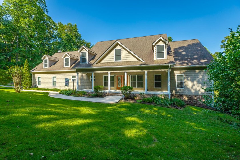 Welcome to this custom built 2006 home at 98 Etowah Ridge in - photo 2