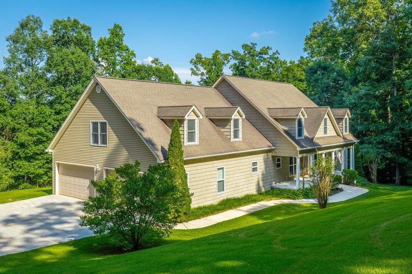 Welcome to this custom built 2006 home at 98 Etowah Ridge in - photo 4
