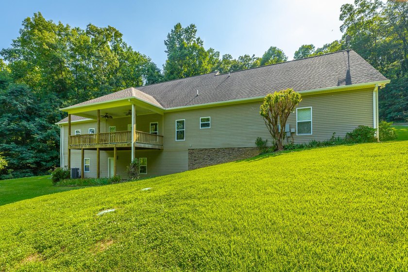 Welcome to this custom built 2006 home at 98 Etowah Ridge in - photo 7