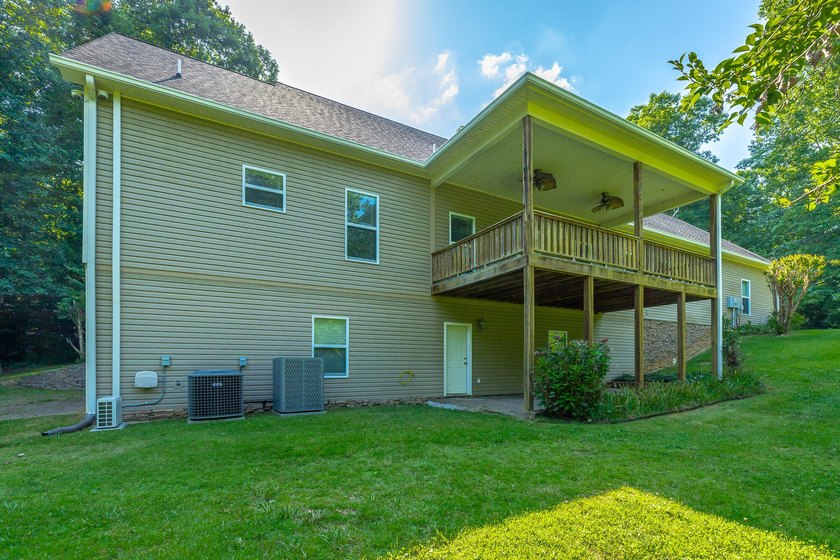 Welcome to this custom built 2006 home at 98 Etowah Ridge in - photo 10