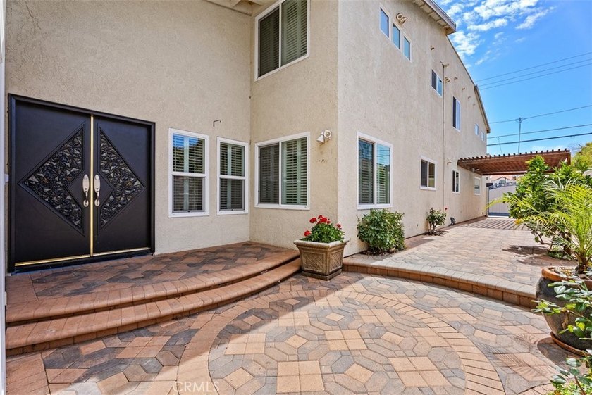 TWO UNITS! Great rental opportunity! Surf City Versatility! - photo 4