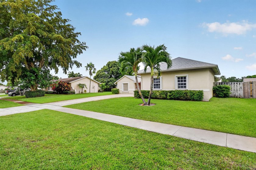 Immaculate 3 bedroom, 2 bathroom home with oversized side entry - photo 3