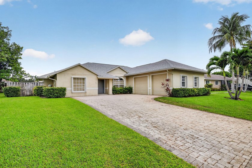 Immaculate 3 bedroom, 2 bathroom home with oversized side entry - photo 4