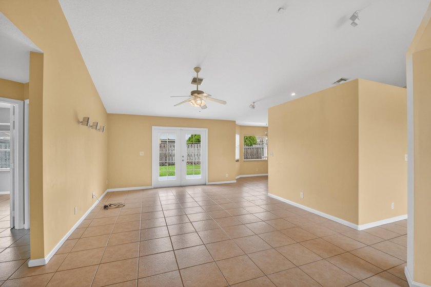 Immaculate 3 bedroom, 2 bathroom home with oversized side entry - photo 5