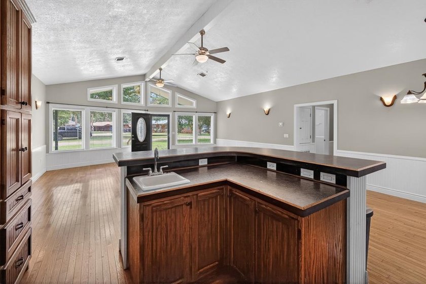Located on a spacious corner lot, this waterfront 3-bedroom - photo 13