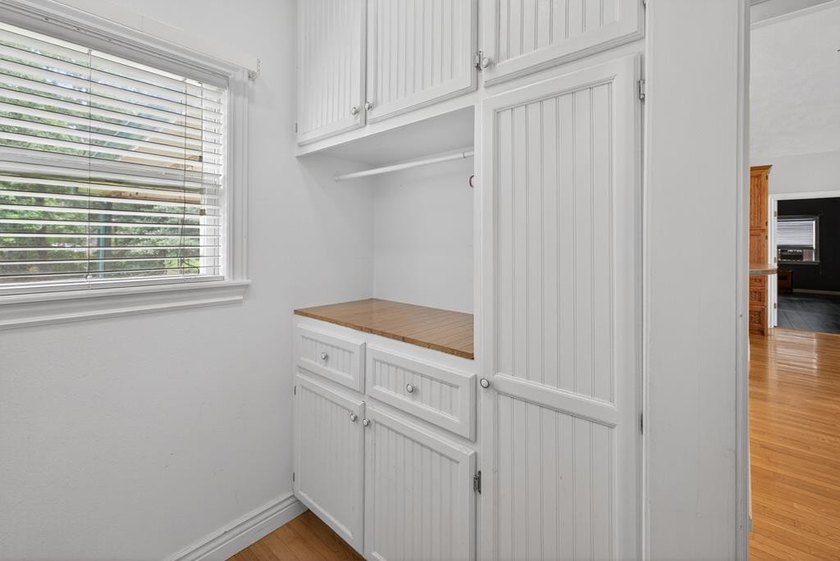 Located on a spacious corner lot, this waterfront 3-bedroom - photo 23