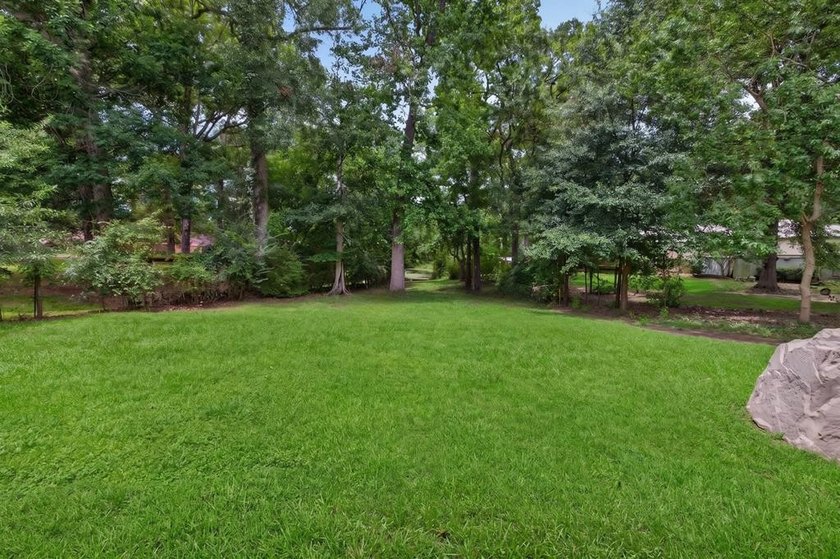 Located on a spacious corner lot, this waterfront 3-bedroom - photo 25