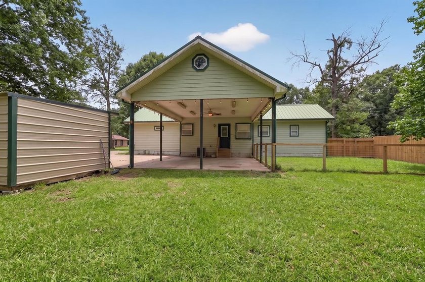 Located on a spacious corner lot, this waterfront 3-bedroom - photo 27