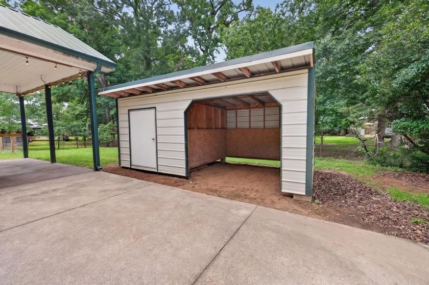 Located on a spacious corner lot, this waterfront 3-bedroom - photo 29