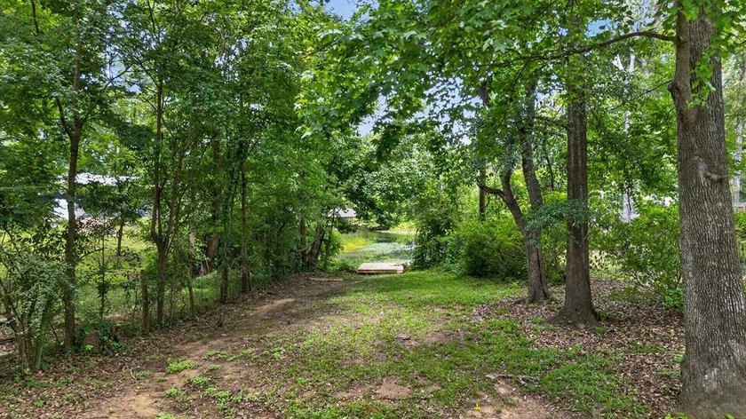 Located on a spacious corner lot, this waterfront 3-bedroom - photo 33