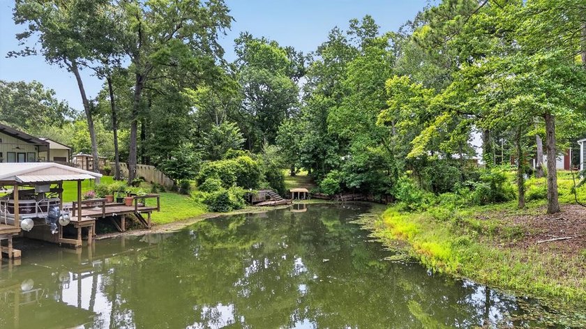 Located on a spacious corner lot, this waterfront 3-bedroom - photo 34