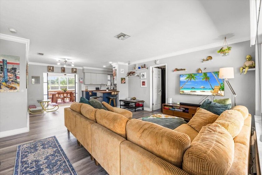 Beautiful Fort Lauderdale home, with a brand new roof. Centrally - photo 5