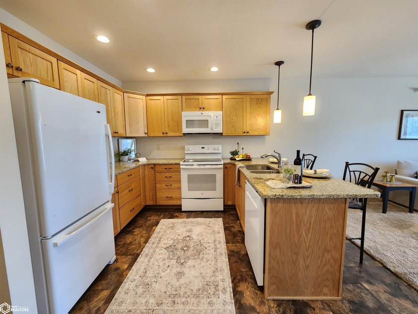 ENJOY THE COMFORT AND CONVENIENCE OF CONDO LIVING IN THIS BRIGHT - photo 3