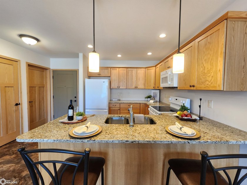 ENJOY THE COMFORT AND CONVENIENCE OF CONDO LIVING IN THIS BRIGHT - photo 6