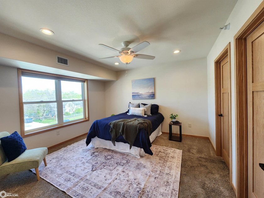 ENJOY THE COMFORT AND CONVENIENCE OF CONDO LIVING IN THIS BRIGHT - photo 7