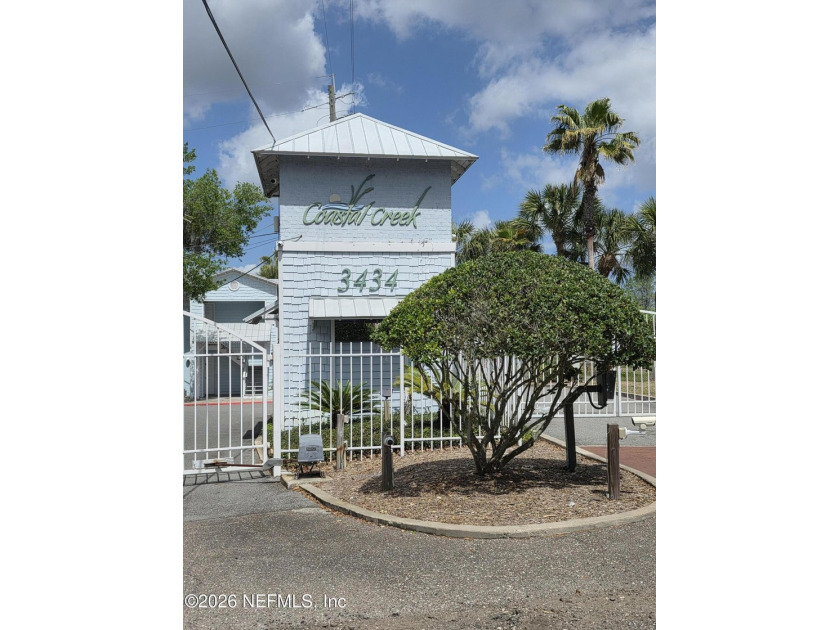 Welcome to this beautifully spacious 3-bedroom, 2-bath - photo 2